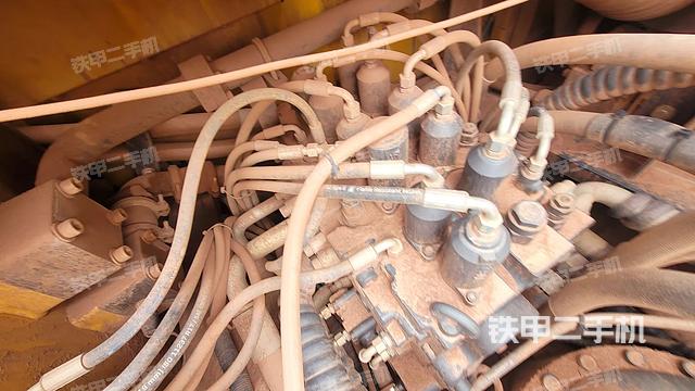 回轉(zhuǎn)馬達(dá)和主控閥（整機(jī)外觀）