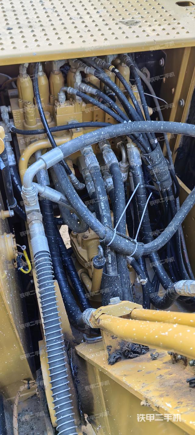 回转马达和主控阀（整机外观）