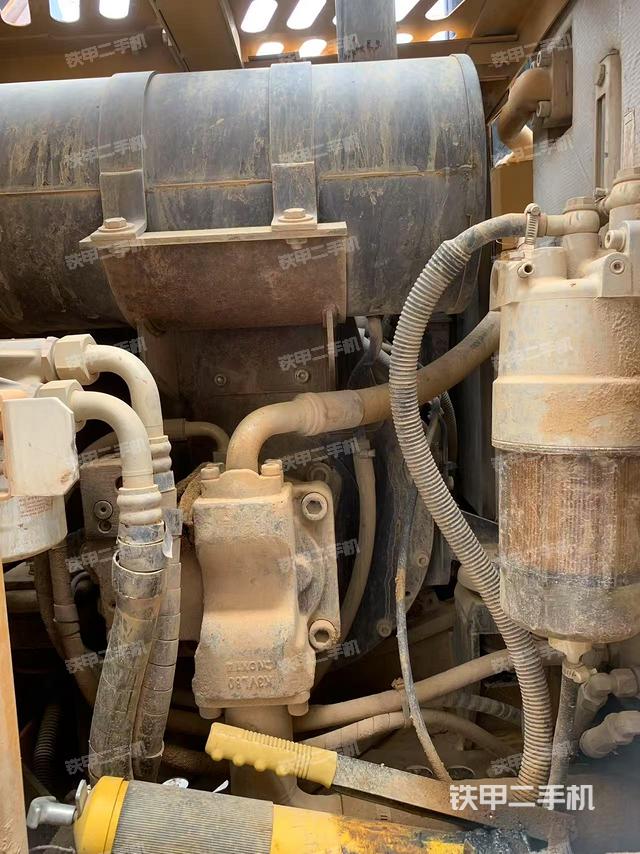 液压泵舱室正面整体（整机外观）