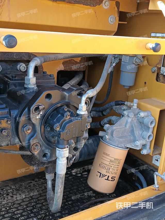 液压泵舱室正面整体（整机外观）