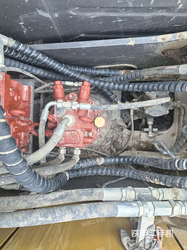 回转马达和主控阀（整机外观）