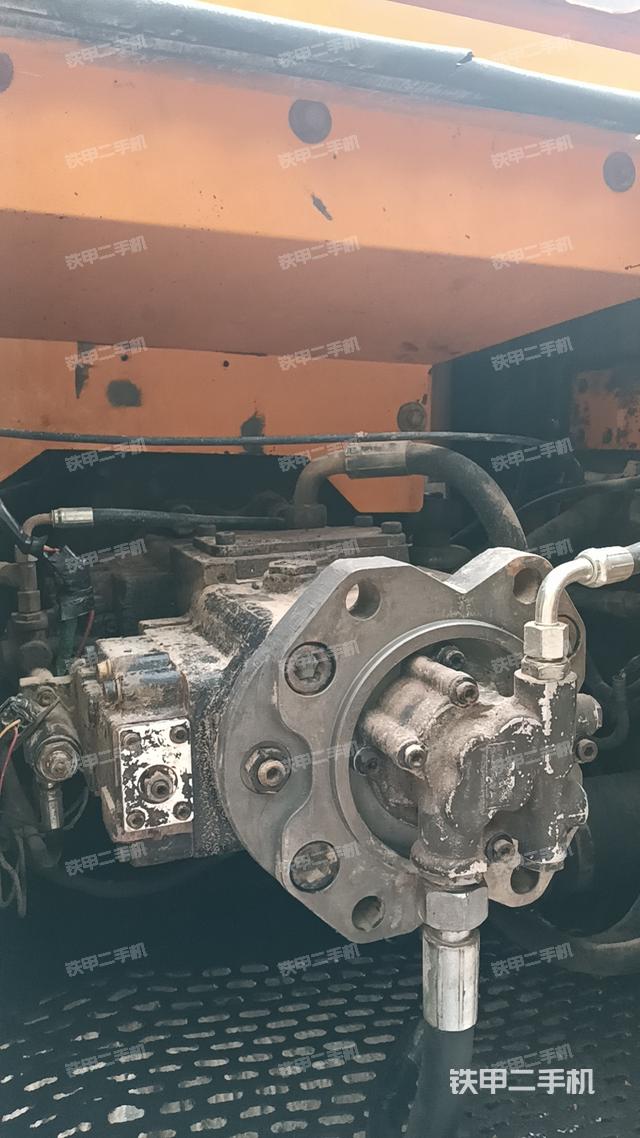 液压泵舱室正面整体（整机外观）