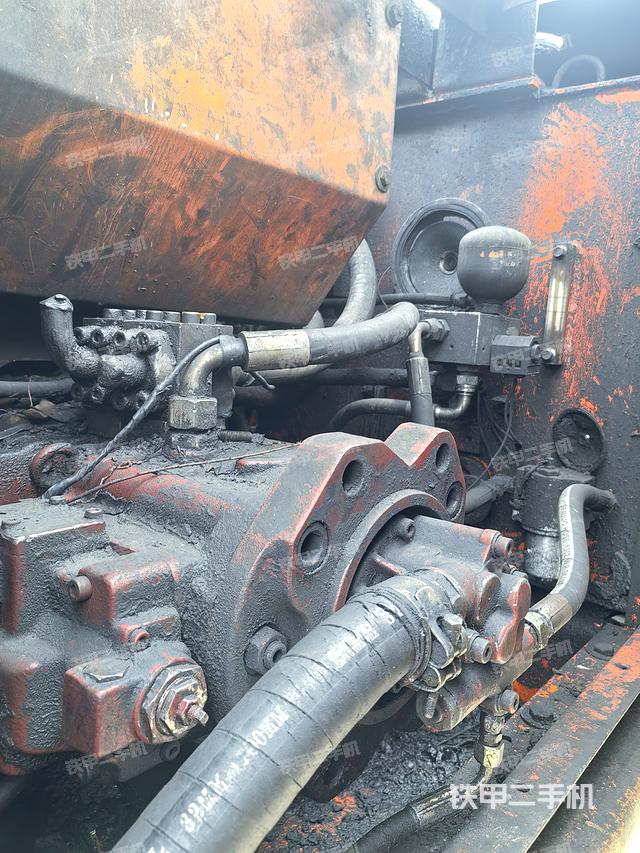 液壓泵艙室正面整體（整機外觀）