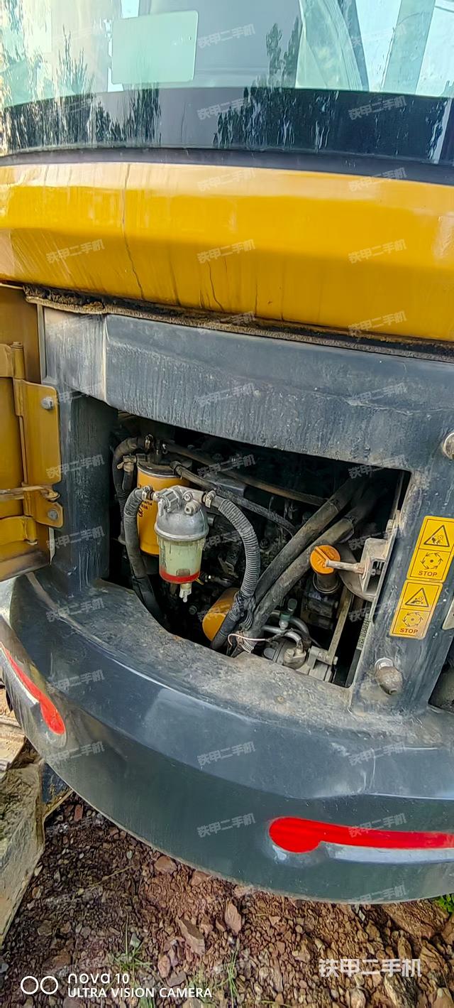 液压泵舱室正面整体（整机外观）