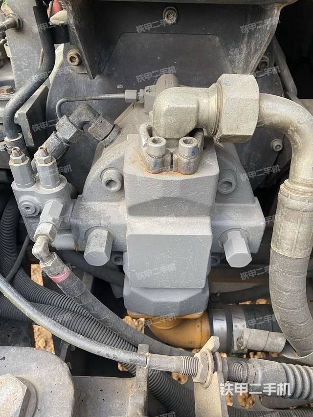 液压泵舱室正面整体（整机外观）