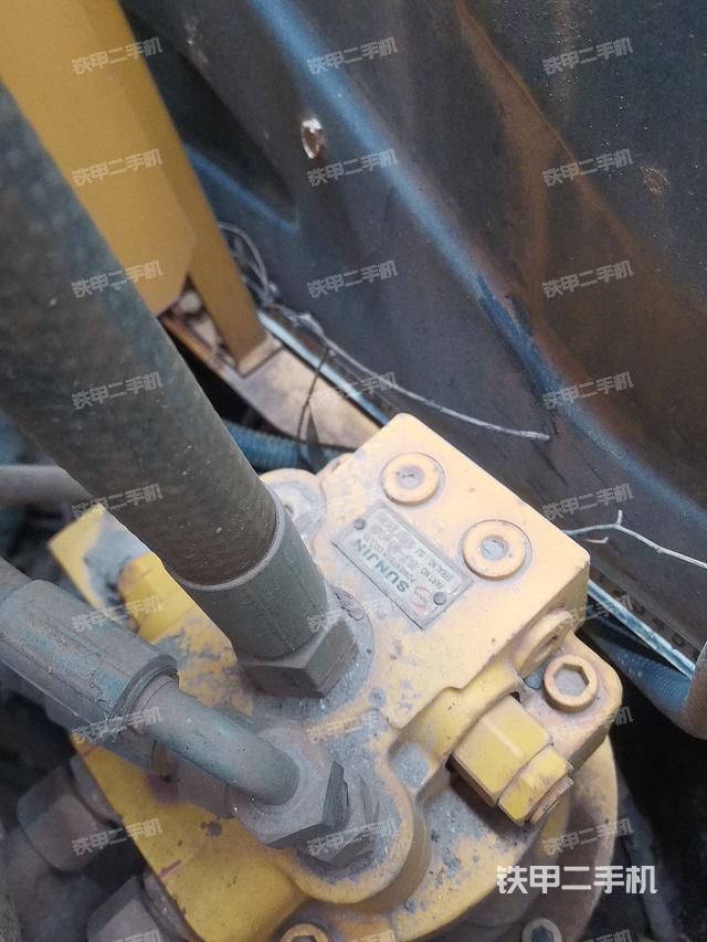 回轉(zhuǎn)馬達(dá)和主控閥（整機(jī)外觀）