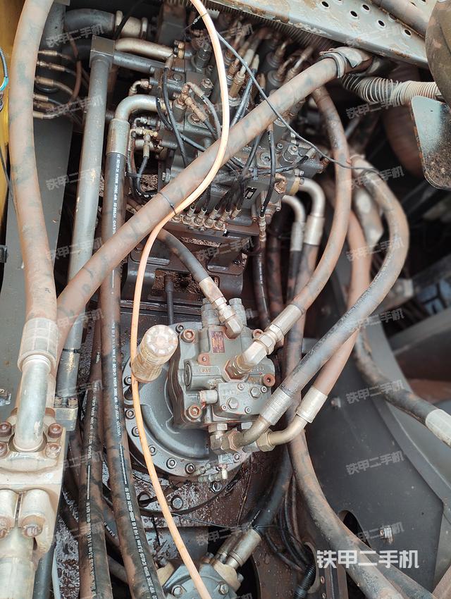 回转马达和主控阀（整机外观）