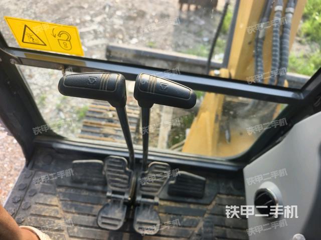 行走控制手柄和踏板 俯拍（驾驶室部分）