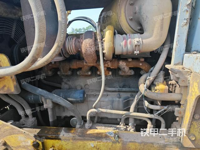 發(fā)動(dòng)機(jī)左側(cè)全景（推土機(jī)發(fā)動(dòng)機(jī)艙）