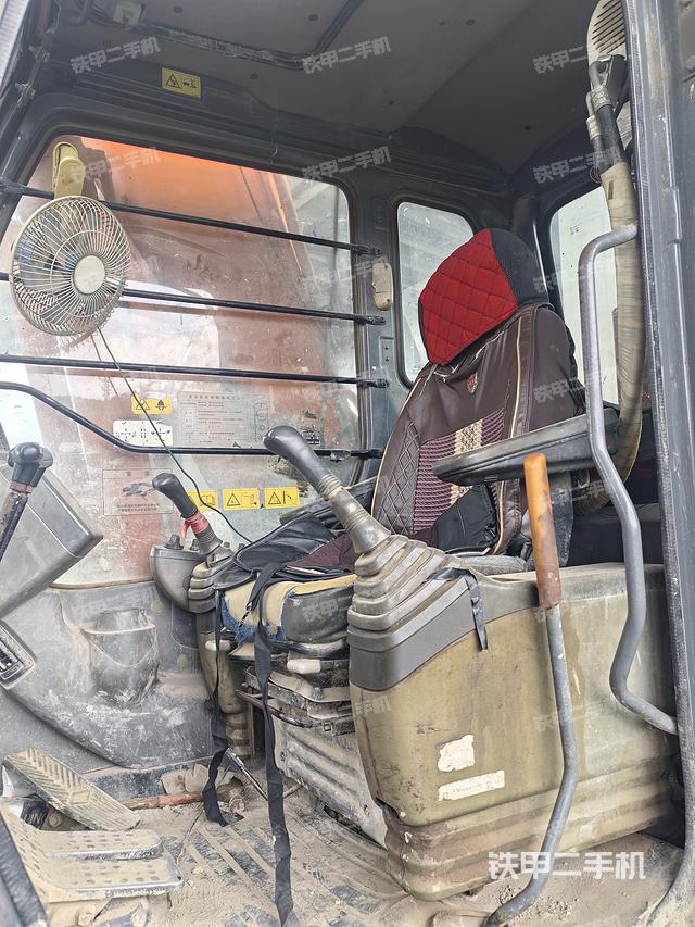 驾驶室整体(整机外观) 驾驶室整体(整机外观)