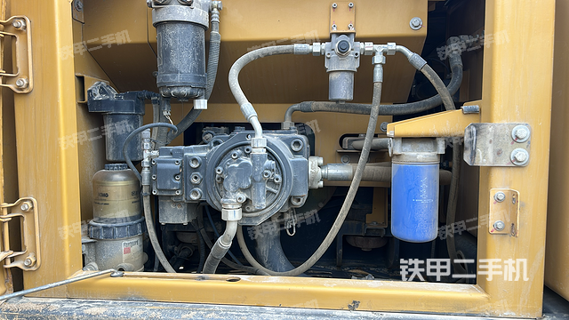 液压泵舱室正面整体（整机外观）