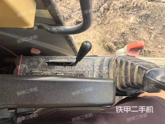 駕駛室頂部（整機外觀）