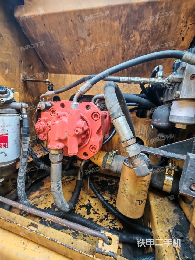 液壓泵艙室正面整體（整機外觀）