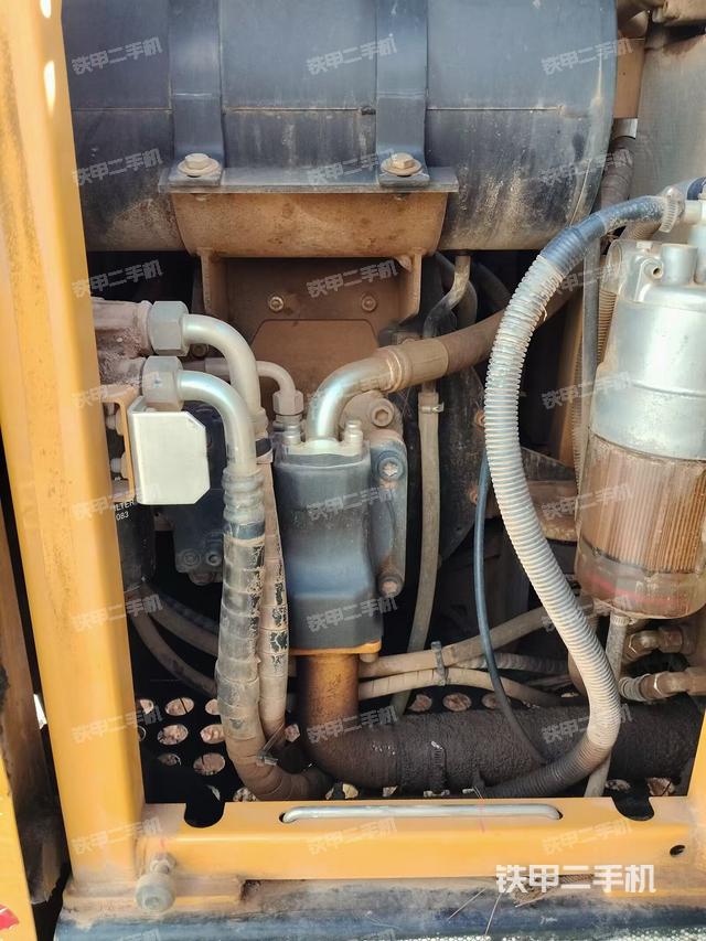 液压泵舱室正面整体（整机外观）