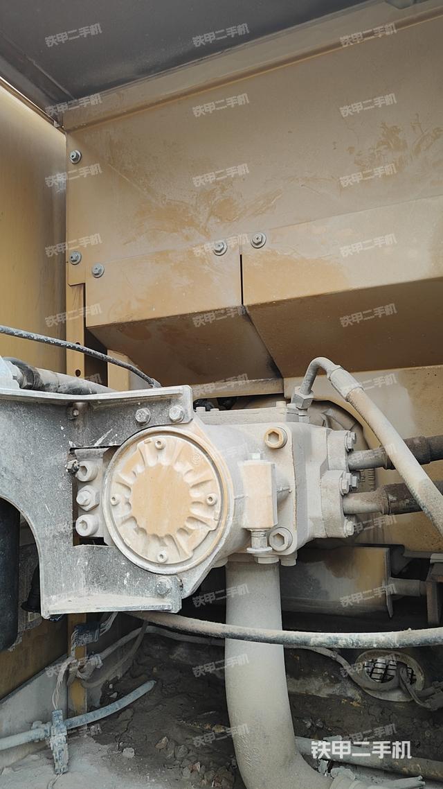 液压泵舱室正面整体（整机外观）