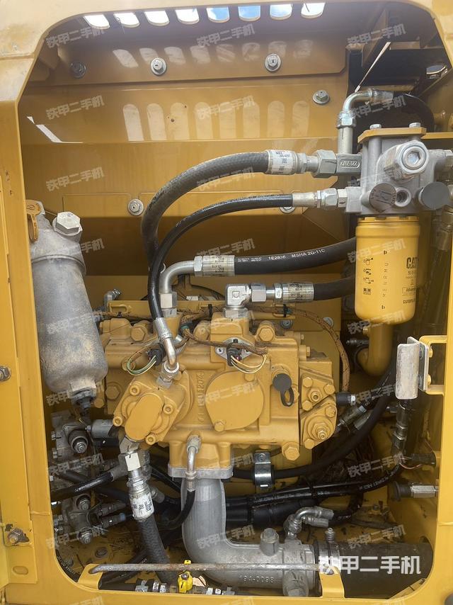 液壓泵艙室正面整體（整機外觀）