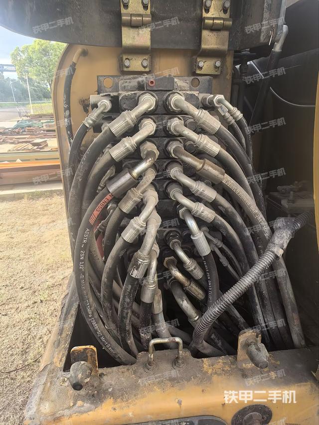 回轉(zhuǎn)馬達和主控閥（整機外觀）