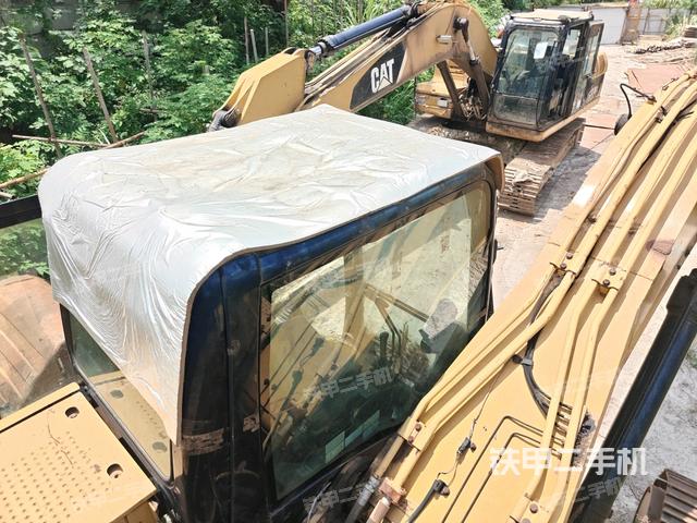 行走控制手柄和踏板?俯拍（駕駛室部分）