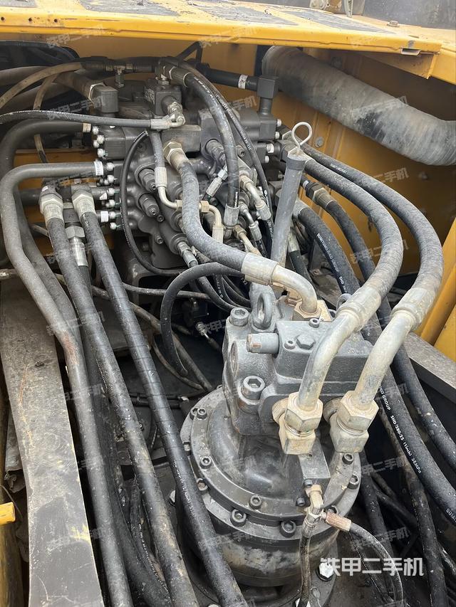 回轉(zhuǎn)馬達(dá)和主控閥（整機(jī)外觀）