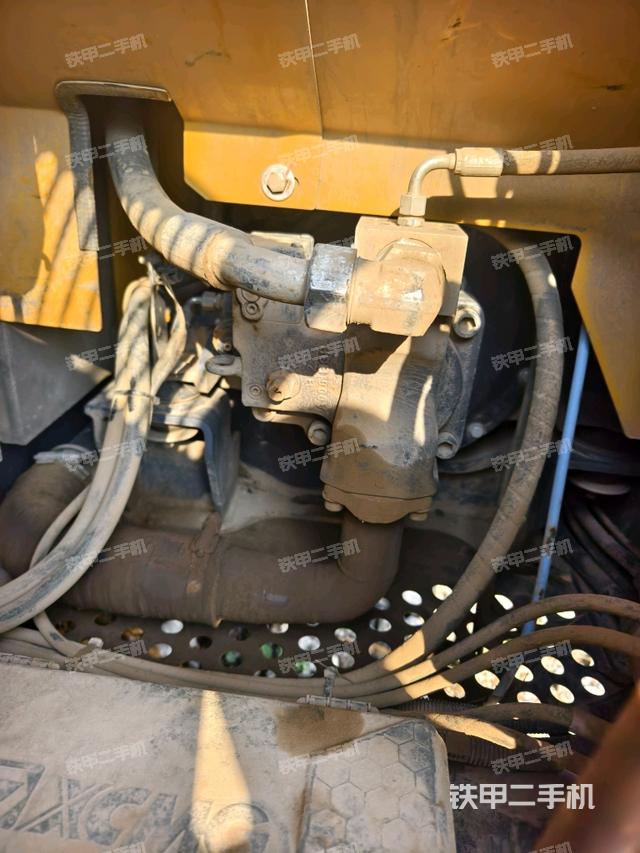 液压泵舱室正面整体（整机外观）