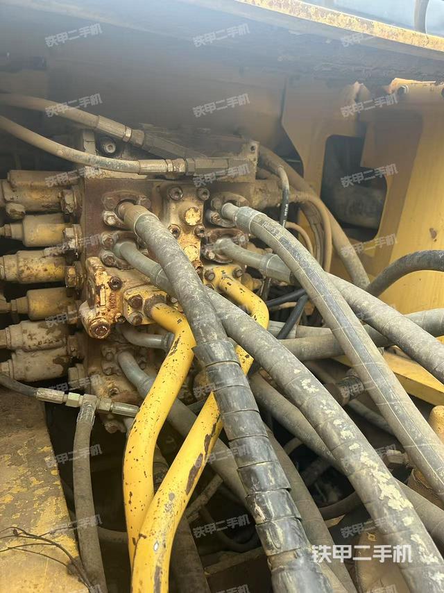 回轉(zhuǎn)馬達(dá)和主控閥（整機(jī)外觀）