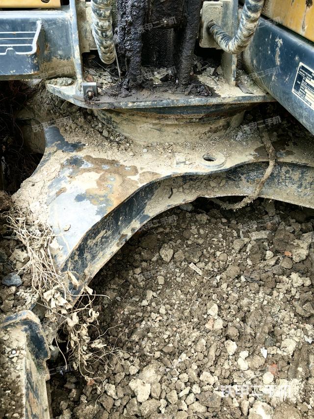 轉(zhuǎn)盤和下車架正前（工作和回轉(zhuǎn)裝置）