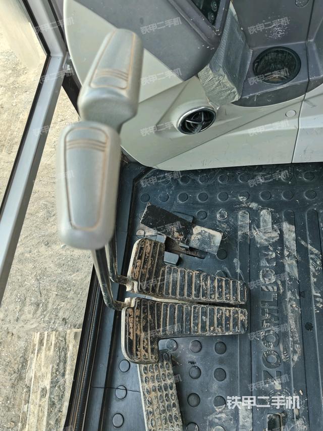 行走控制手柄和踏板?俯拍（駕駛室部分）