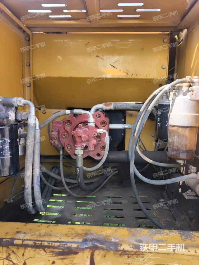 液压泵舱室正面整体（整机外观）