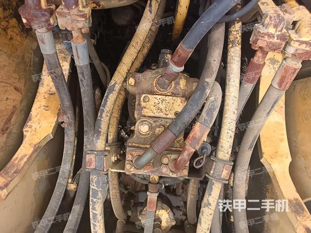 回转马达和主控阀（整机外观）