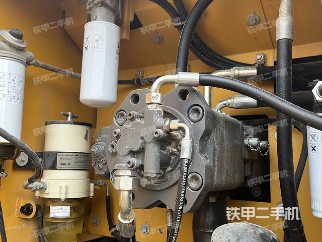 液壓泵艙室正面整體（整機(jī)外觀）