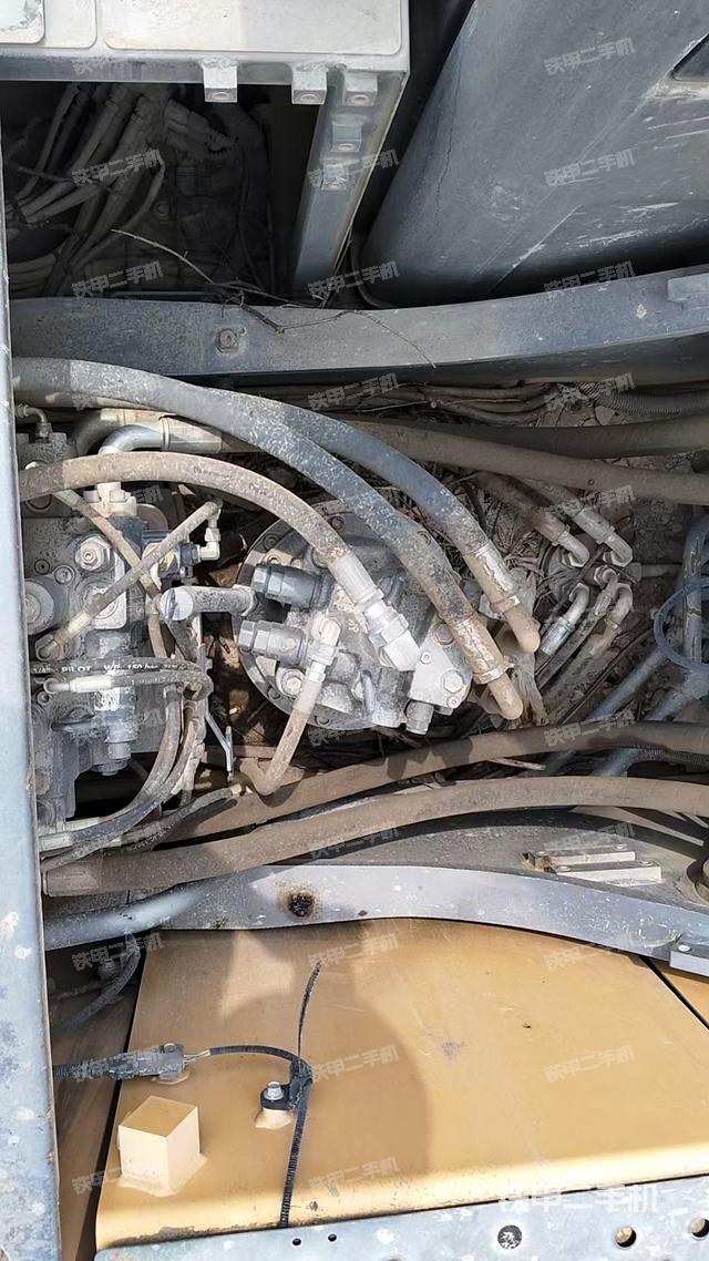 回转马达和主控阀（整机外观）