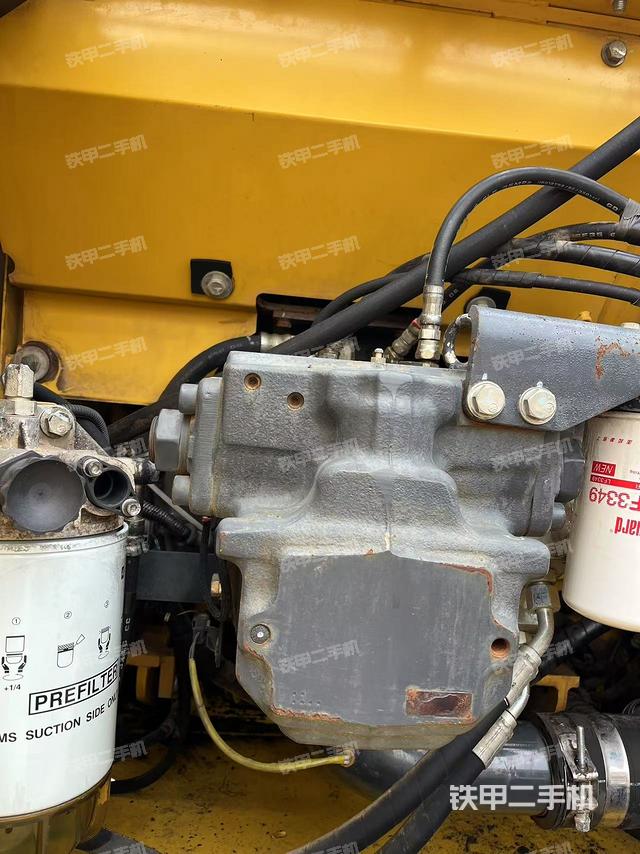 液压泵舱室正面整体（整机外观）