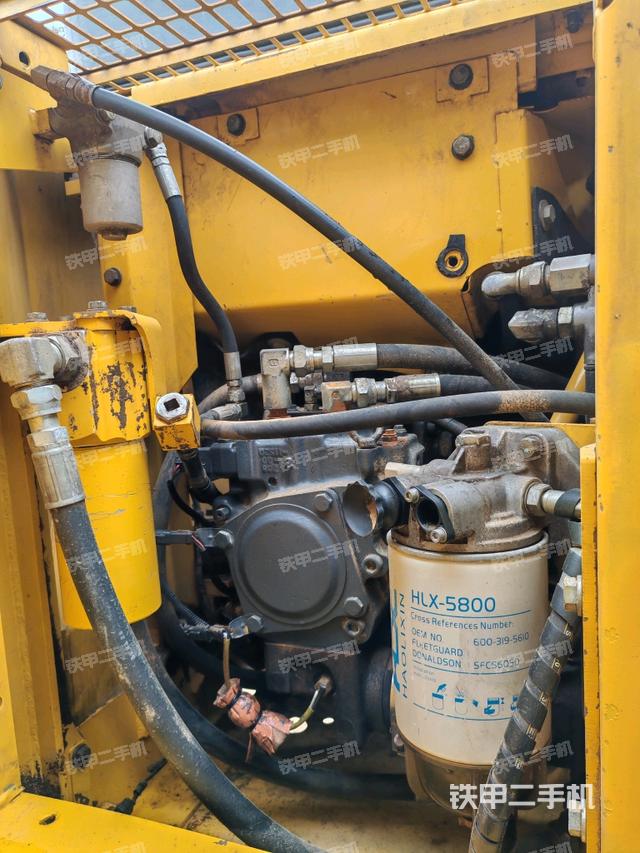 液压泵舱室正面整体（整机外观）