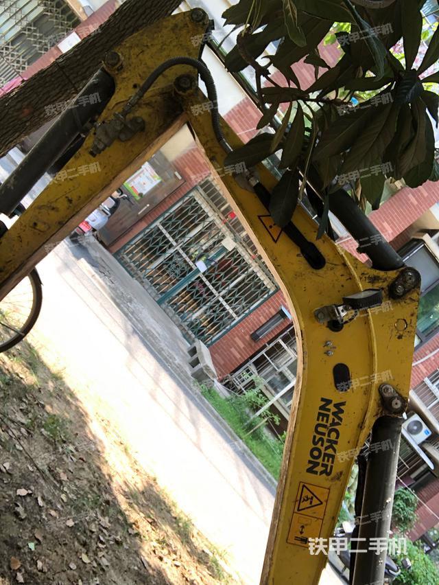 驾驶室顶部（整机外观）