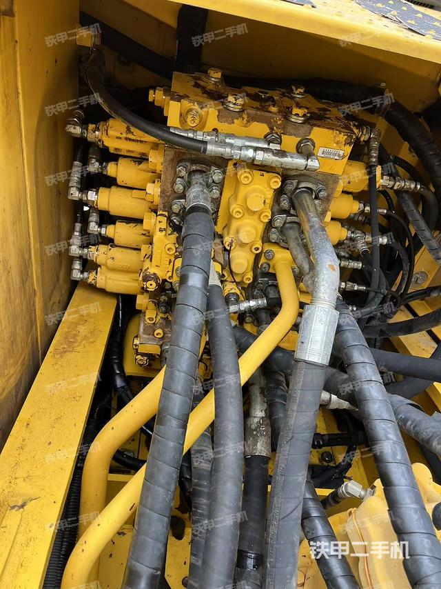 回转马达和主控阀（整机外观）