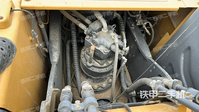 回转马达和主控阀（整机外观）