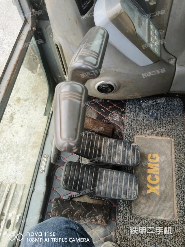 行走控制手柄和踏板?俯拍（駕駛室部分）