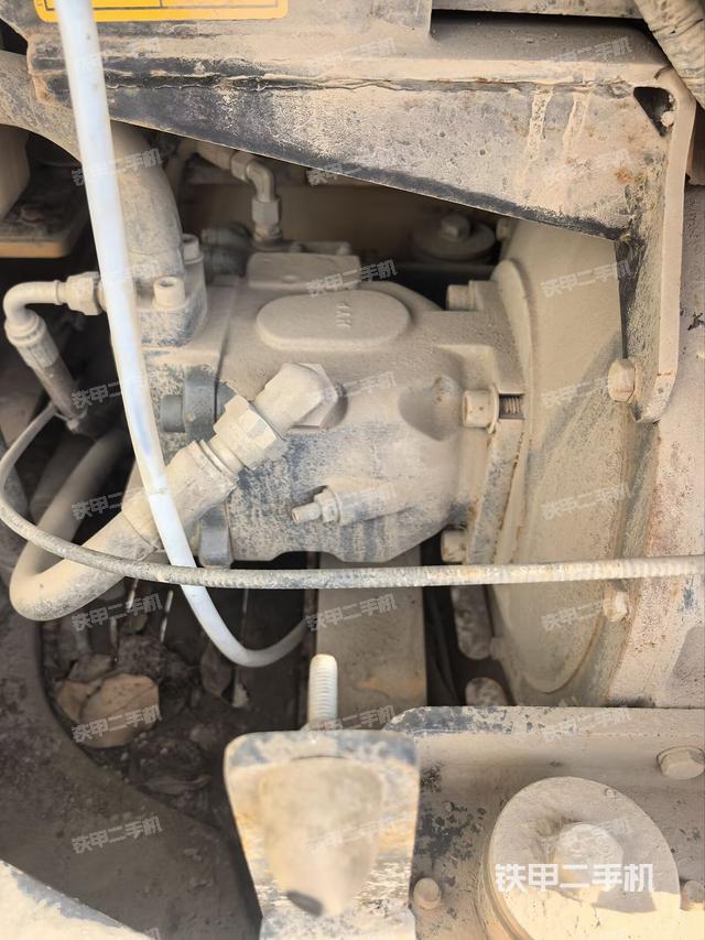 液壓泵艙室正面整體（整機外觀）