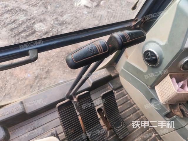 行走控制手柄和踏板?俯拍（駕駛室部分）