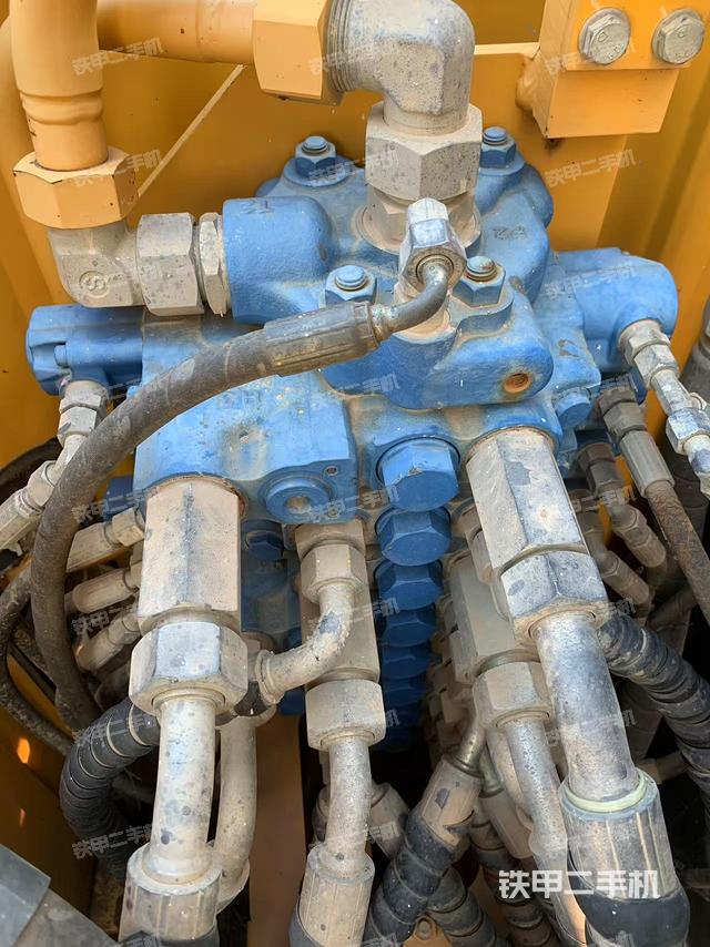 回轉(zhuǎn)馬達(dá)和主控閥（整機(jī)外觀）