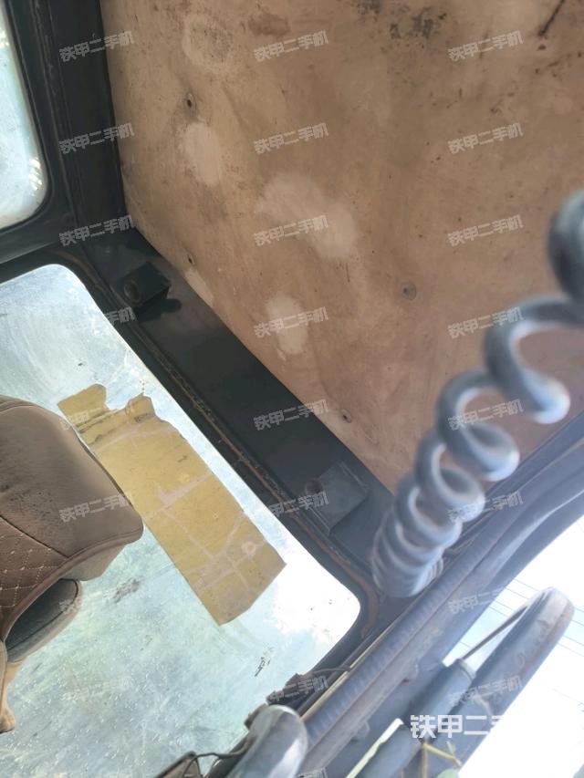 行走控制手柄和踏板?俯拍（駕駛室部分）