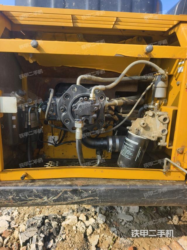 液压泵舱室正面整体（整机外观）