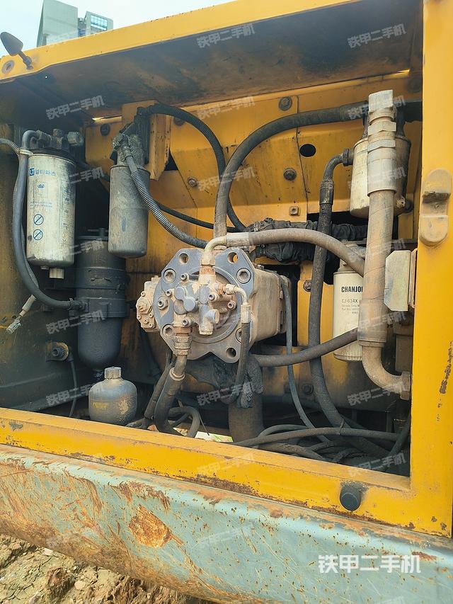 液压泵舱室正面整体（整机外观）