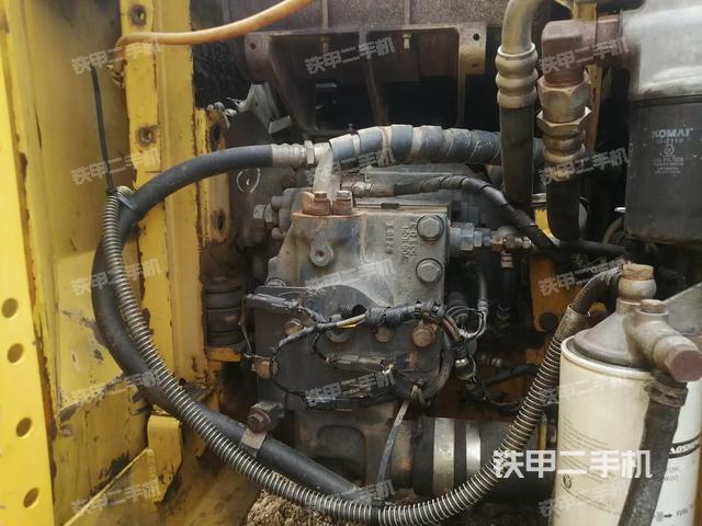 液壓泵艙室正面整體（整機外觀）