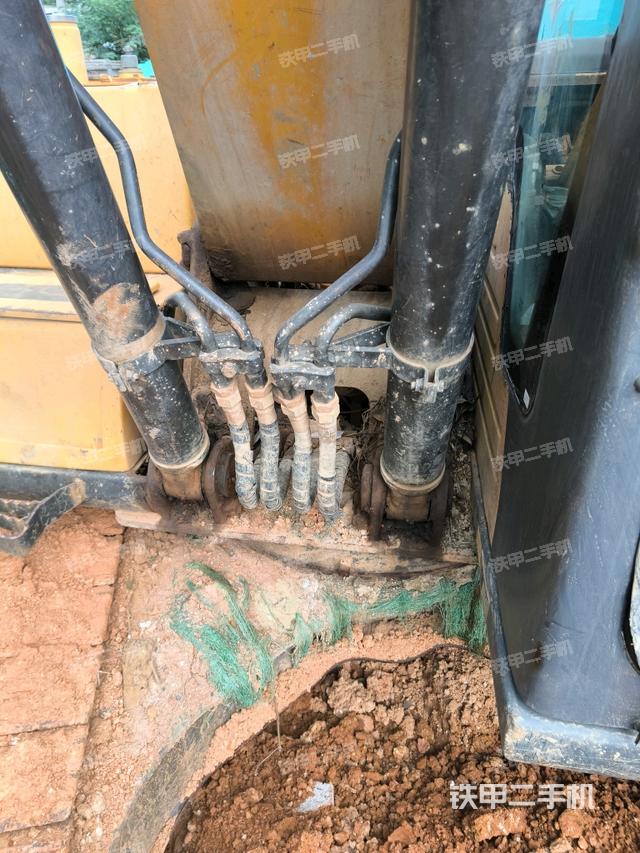 大臂油缸整体 竖拍（工作和回转装置）