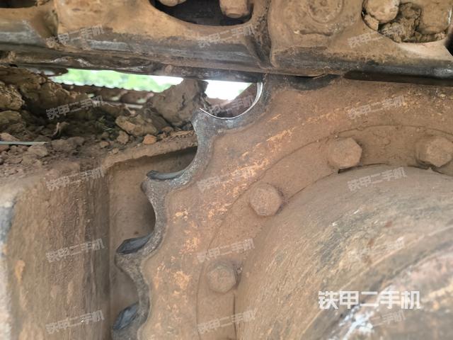 左驅(qū)動輪（行走機構(gòu)）