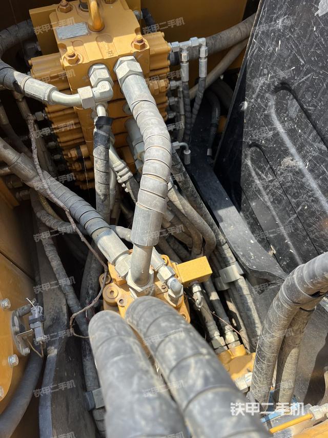 回轉(zhuǎn)馬達(dá)和主控閥（整機(jī)外觀）