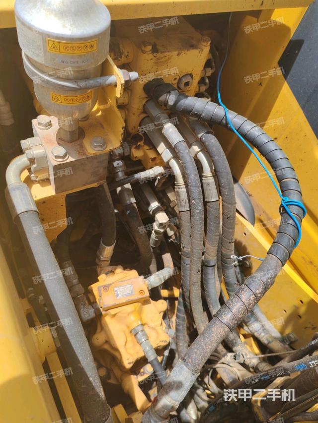 回轉(zhuǎn)馬達(dá)和主控閥（整機(jī)外觀）