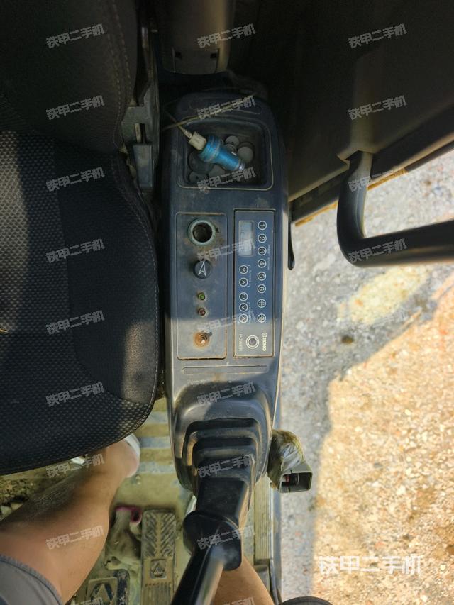 座椅左側控制臺/音響/含左手柄（駕駛室部分）