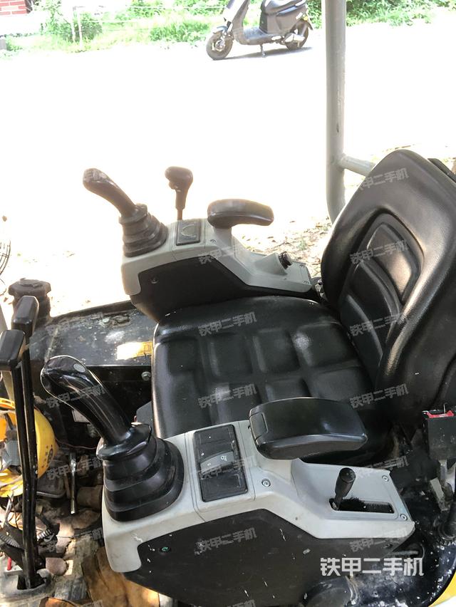 液压泵舱室正面整体（整机外观）